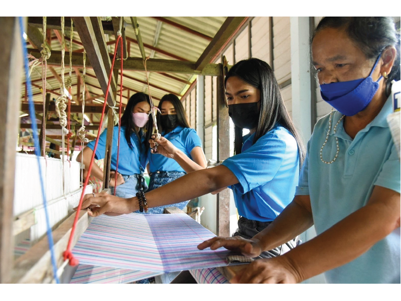 โครงการผ้าขาวม้าท้องถิ่นหัตถศิลป์ไทย ร่วมกับ eisa นำนักศึกษา ม.เทคโนโลยีราชมงคลพระนคร ลงพื้นที่กลุ่มสตรีผ้าทอมือบ้านรางจิก จ.เพชรบุรี