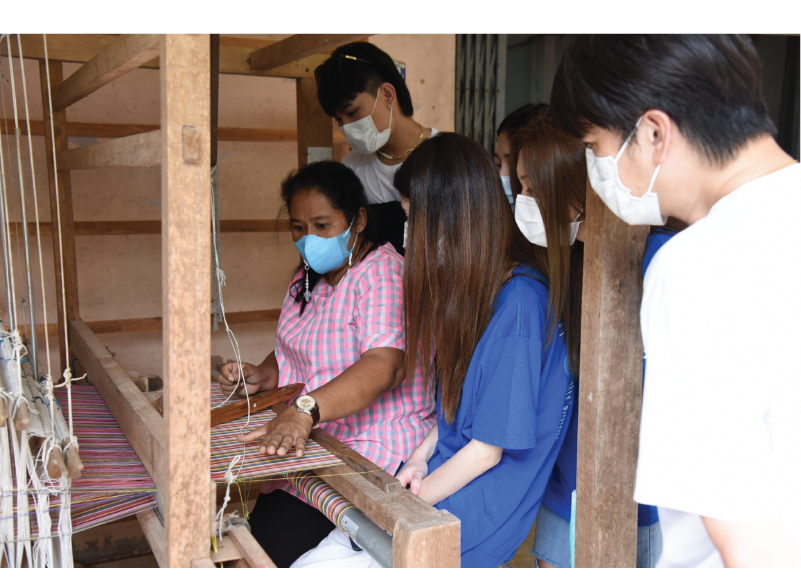 โครงการผ้าขาวม้าท้องถิ่นหัตถศิลป์ไทย ร่วมกับ eisa นำนักศึกษา ม.ธุรกิจบัณฑิตย์ ลงพื้นที่วิสาหกิจชุมชนผ้าทอนาหมื่นศรี จ.ตรัง