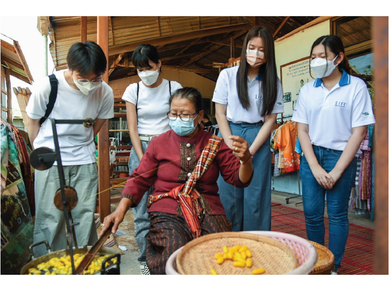 โครงการผ้าขาวม้าท้องถิ่นหัตถศิลป์ไทย ร่วมกับ eisa นำนักศึกษา จุฬาลงกรณ์มหาวิทยาลัย ลงพื้นที่วิสาหกิจชุมชนกลุ่มแม่บ้านเกษตรกรบ้านคึมมะอุ- สวนหม่อน จ.นครราชสีมา