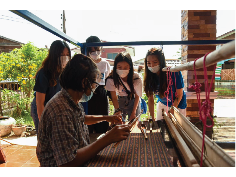 โครงการผ้าขาวม้าท้องถิ่นหัตถศิลป์ไทย ร่วมกับ eisa นำนักศึกษา จุฬาลงกรณ์มหาวิทยาลัย ลงพื้นที่วิสาหกิจชุมชนกลุ่มแม่บ้านเกษตรกรบ้านคึมมะอุ- สวนหม่อน จ.นครราชสีมา
