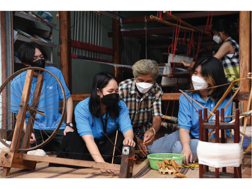 โครงการผ้าขาวม้าท้องถิ่นหัตถศิลป์ไทย ร่วมกับ eisa นำนักศึกษา ม.ราชภัฏสวนสุนันทา ลงพื้นที่กลุ่มสืบสานต่อผ้าทอมือบ้านผือ จ.อุดรธานี