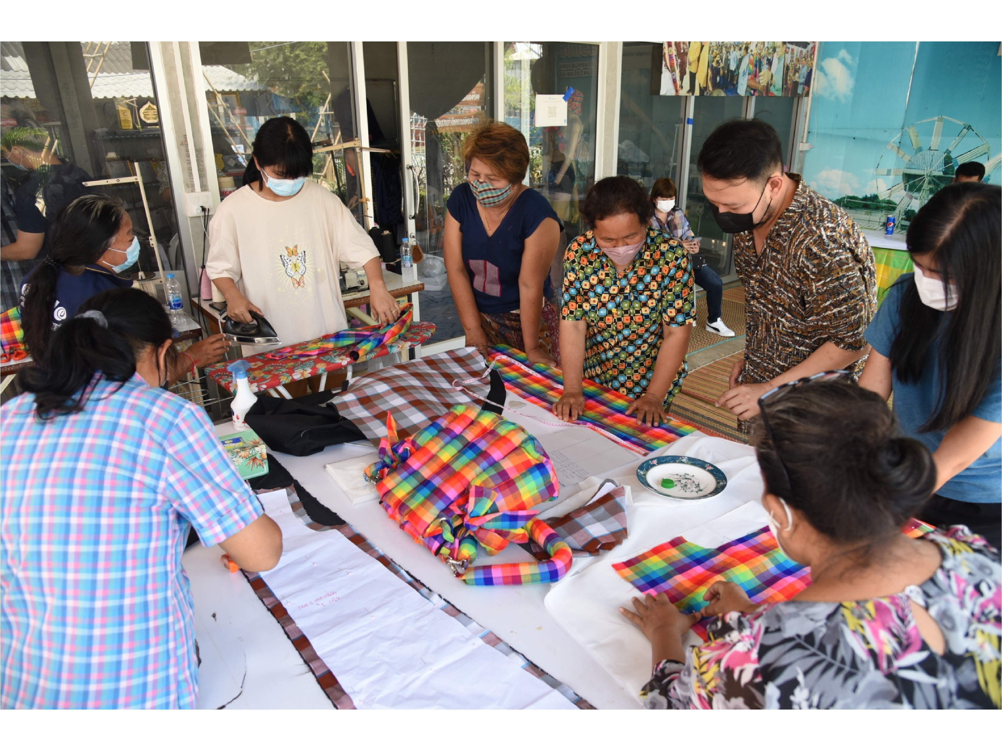 โครงการผ้าขาวม้าท้องถิ่นหัตถศิลป์ไทย ร่วมกับ eisa นำนักศึกษา ม.กรุงเทพ ลงพื้นที่กลุ่มพัฒนาสตรีทอผ้าบ้านสวนปอ “ไฉไล” จ.ร้อยเอ็ด